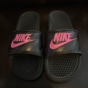 NIKE BENASSI SLIDES NWOT